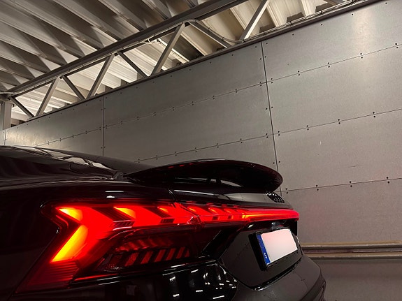 Audi e-tron 8 of 23