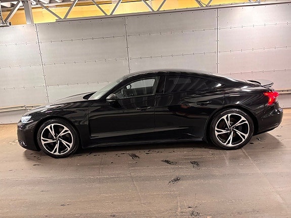 Audi e-tron 4 of 5