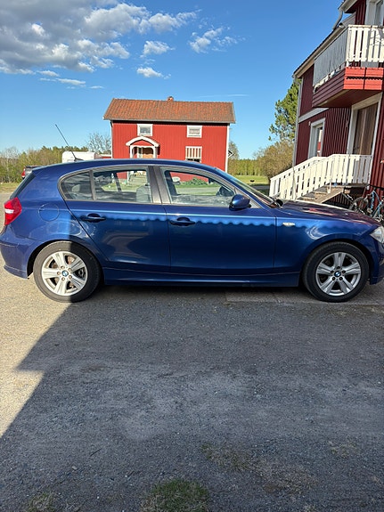 BMW 118d 2 of 5