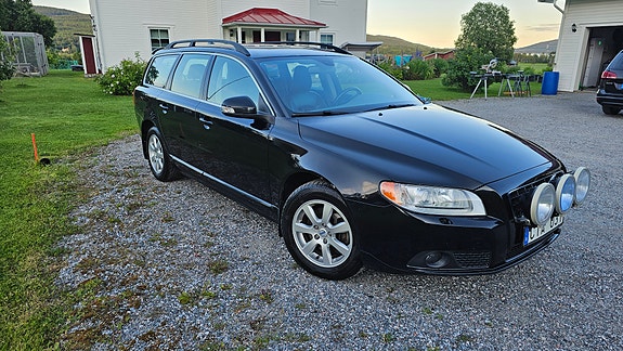 Volvo V70 2 of 16