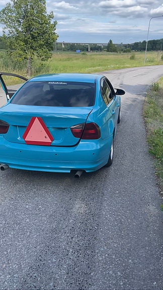 BMW 320i 3 of 7