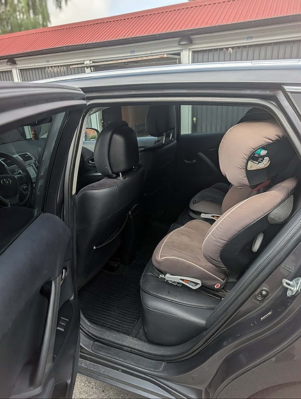Toyota Avensis 4 of 4