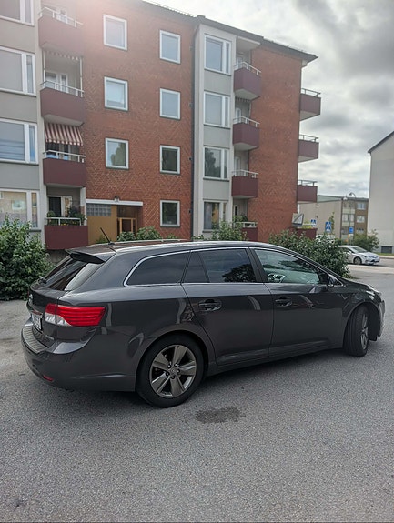 Toyota Avensis 2 of 4