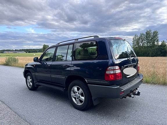 Toyota Land Cruiser 2 of 8