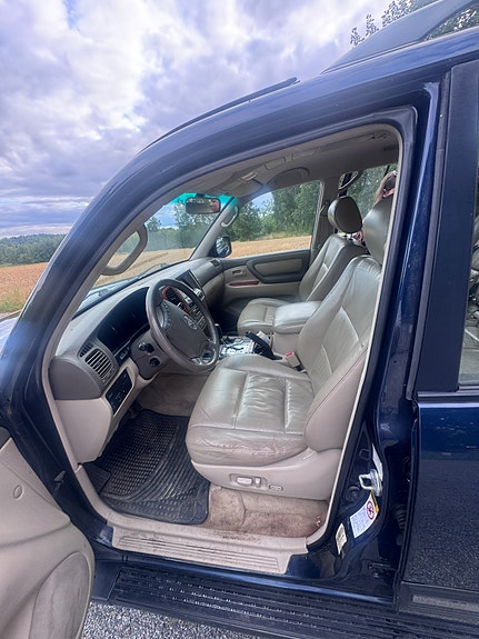 Toyota Land Cruiser 6 of 8