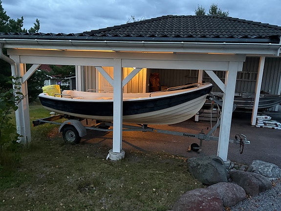 Funktionell båt med kärra, motor och åror 3 of 3