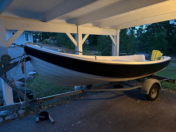 Funktionell båt med kärra, motor och åror 2 of 3