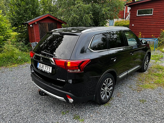 Mitsubishi Outlander 2 of 5