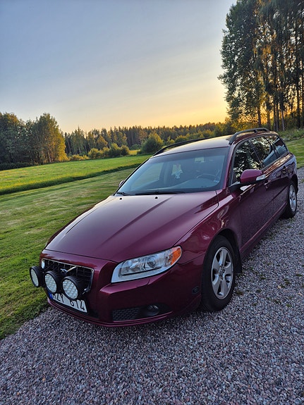 Volvo V70 2 of 5