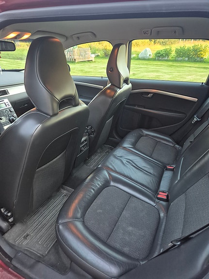 Volvo V70 3 of 5
