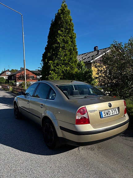 Volkswagen Passat 2 of 4