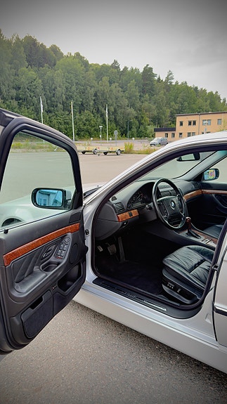 BMW 740i 3 of 4