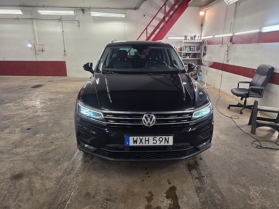 Volkswagen Tiguan 2 of 5