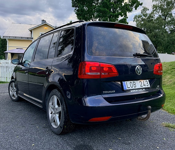Volkswagen Touran 3 of 6