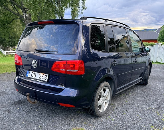 Volkswagen Touran 2 of 6