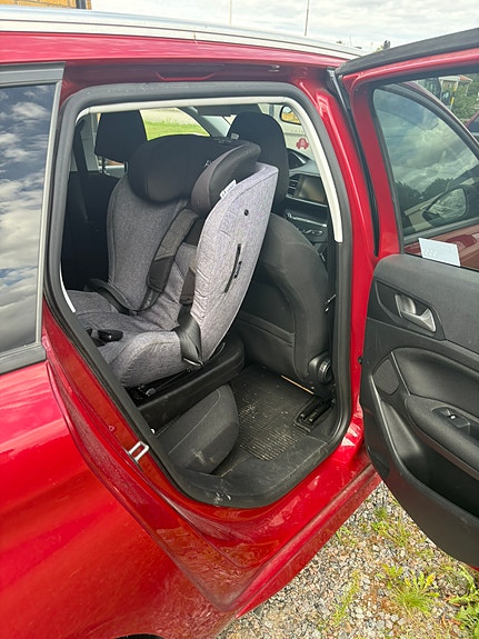 Peugeot 308 SW 8 of 9