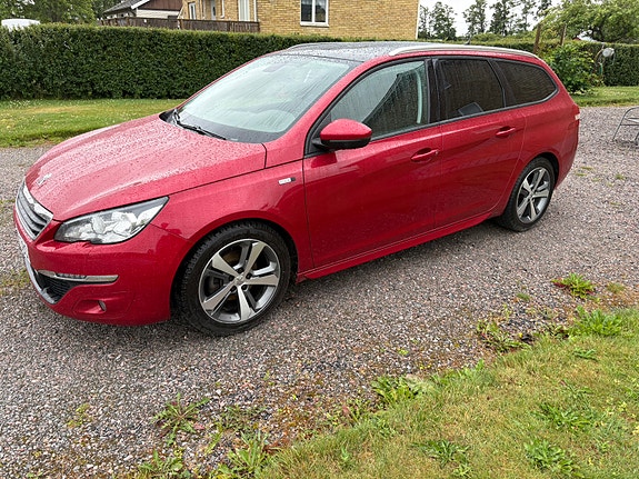 Peugeot 308 SW 2 of 4