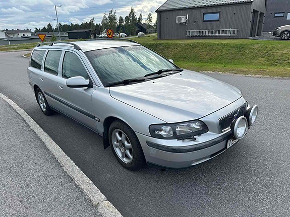 Volvo V70 2 of 5