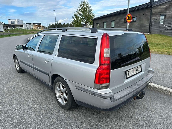 Volvo V70 3 of 5