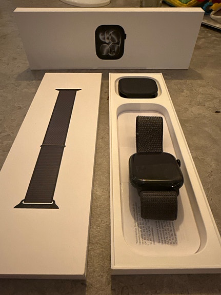 Apple Apple Watch Series 11 46mm Jet Black (GPS) + Sport Loop