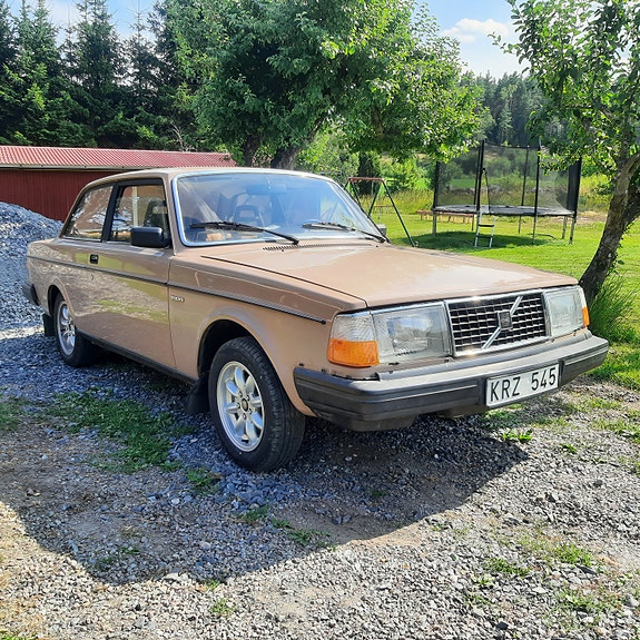 Volvo 242 2 of 8
