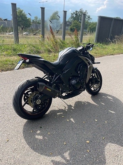 Kawasaki Z1000 3 of 5