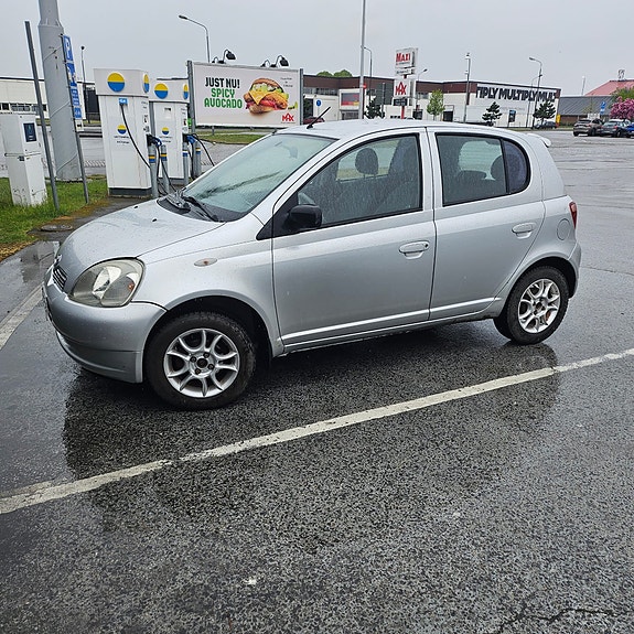 Toyota Yaris 4 of 5