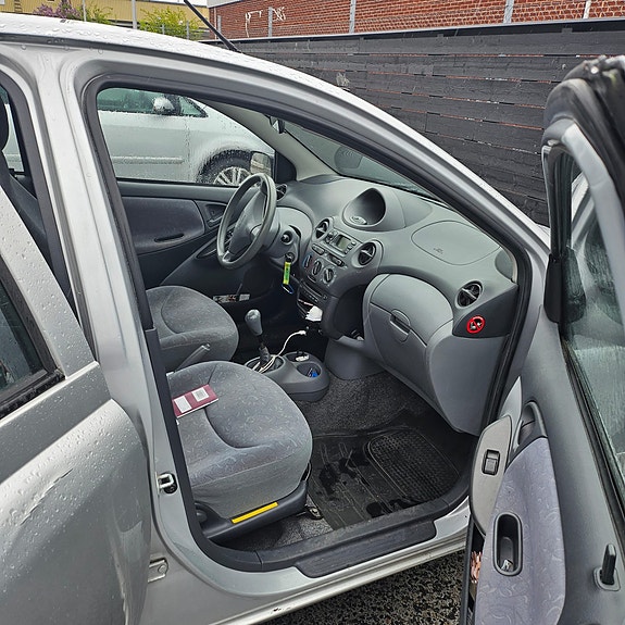 Toyota Yaris 3 of 5