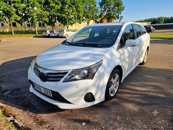 Toyota Avensis 2 of 5
