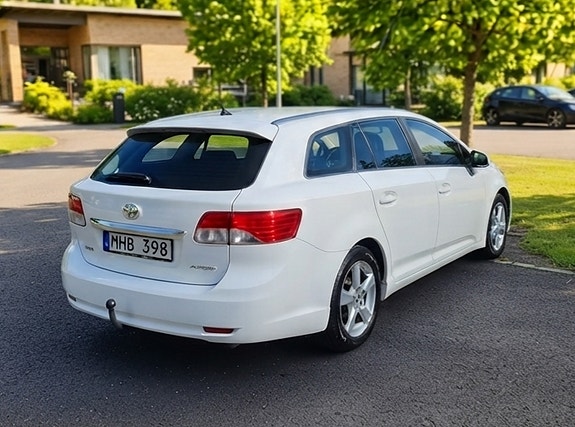 Toyota Avensis 3 of 5