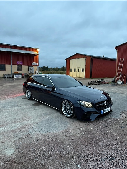 Mercedes-Benz E220 3 of 7