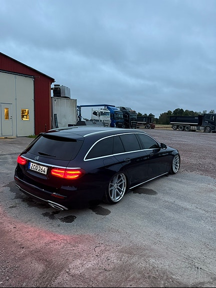 Mercedes-Benz E220 4 of 7