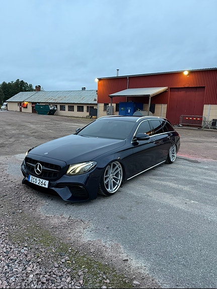 Mercedes-Benz E220 2 of 7