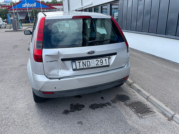 Ford Fiesta 3 of 5
