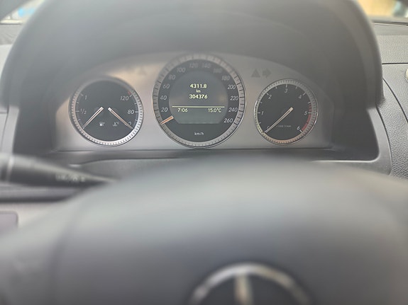 Mercedes-Benz C200 9 of 11