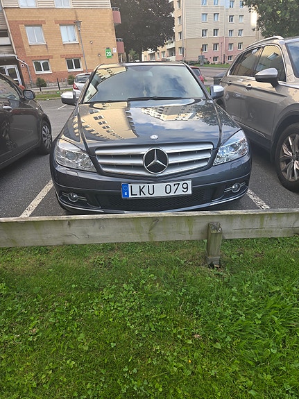 Mercedes-Benz C200 2 of 5