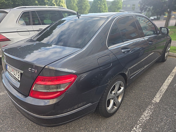 Mercedes-Benz C200 4 of 5