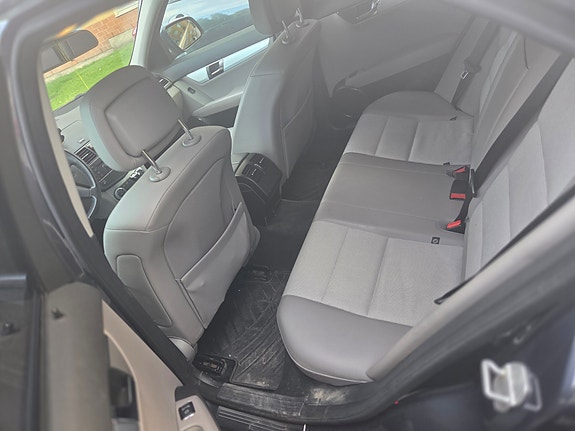 Mercedes-Benz C200 8 of 11