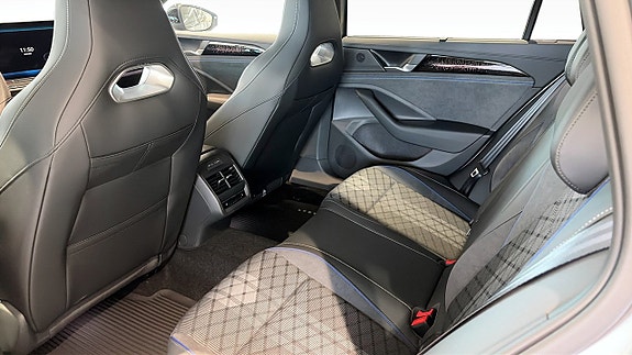 Volkswagen Passat 12 of 14