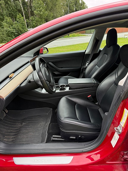 Tesla Model 3 4 of 5