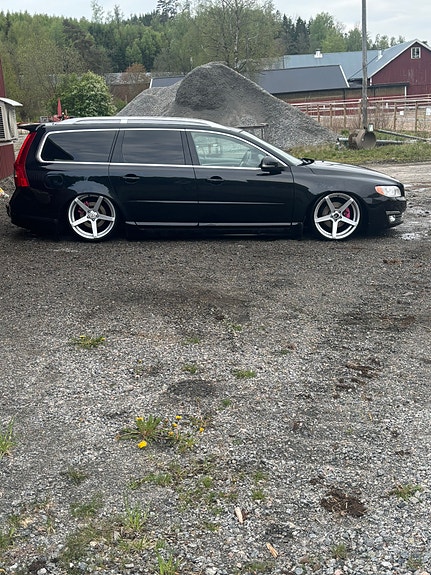 Volvo V70 2 of 5