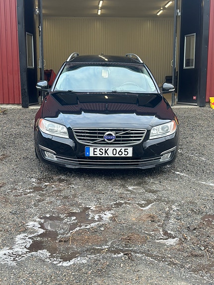 Volvo V70 3 of 5
