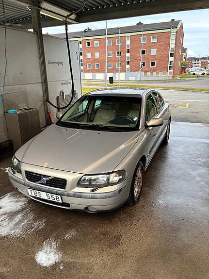 Volvo S60 2 of 5