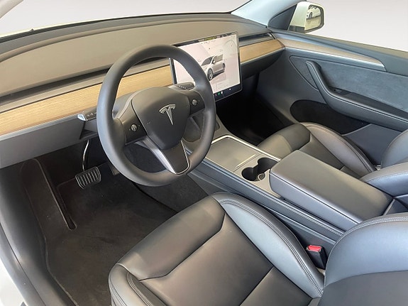 Tesla Model Y 9 of 23