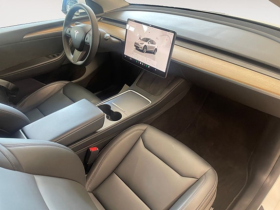Tesla Model Y 15 of 23