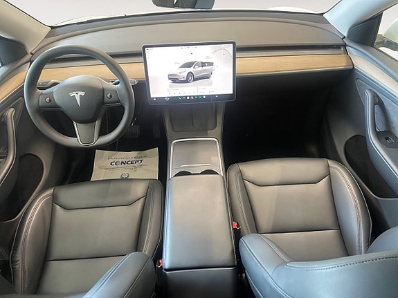 Tesla Model Y 10 of 23