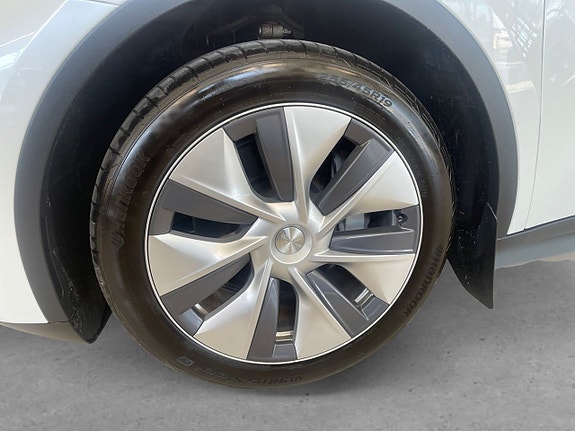 Tesla Model Y 8 of 23