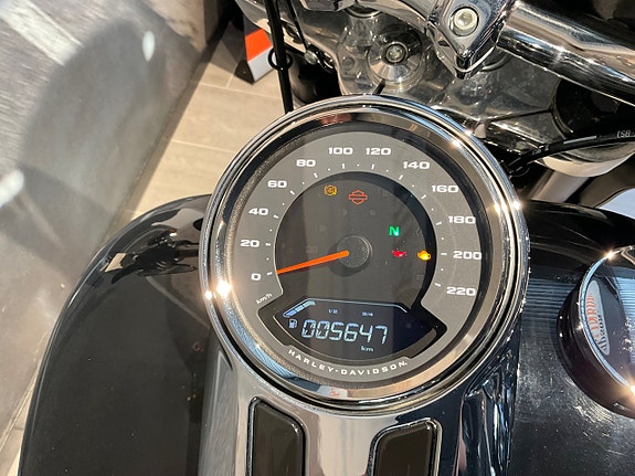 Harley-Davidson SportGlide 10 of 10