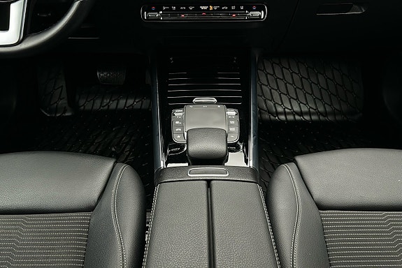 Mercedes-Benz GLA250 e 9 of 24