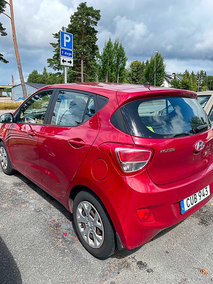 Hyundai i10 2 of 5